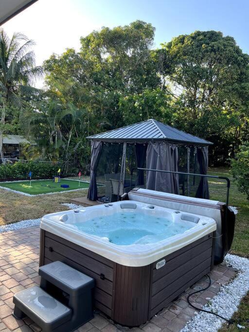 Modern Tropical Oasis With Arcade, Hottub & Minigolf Villa Hollywood Buitenkant foto